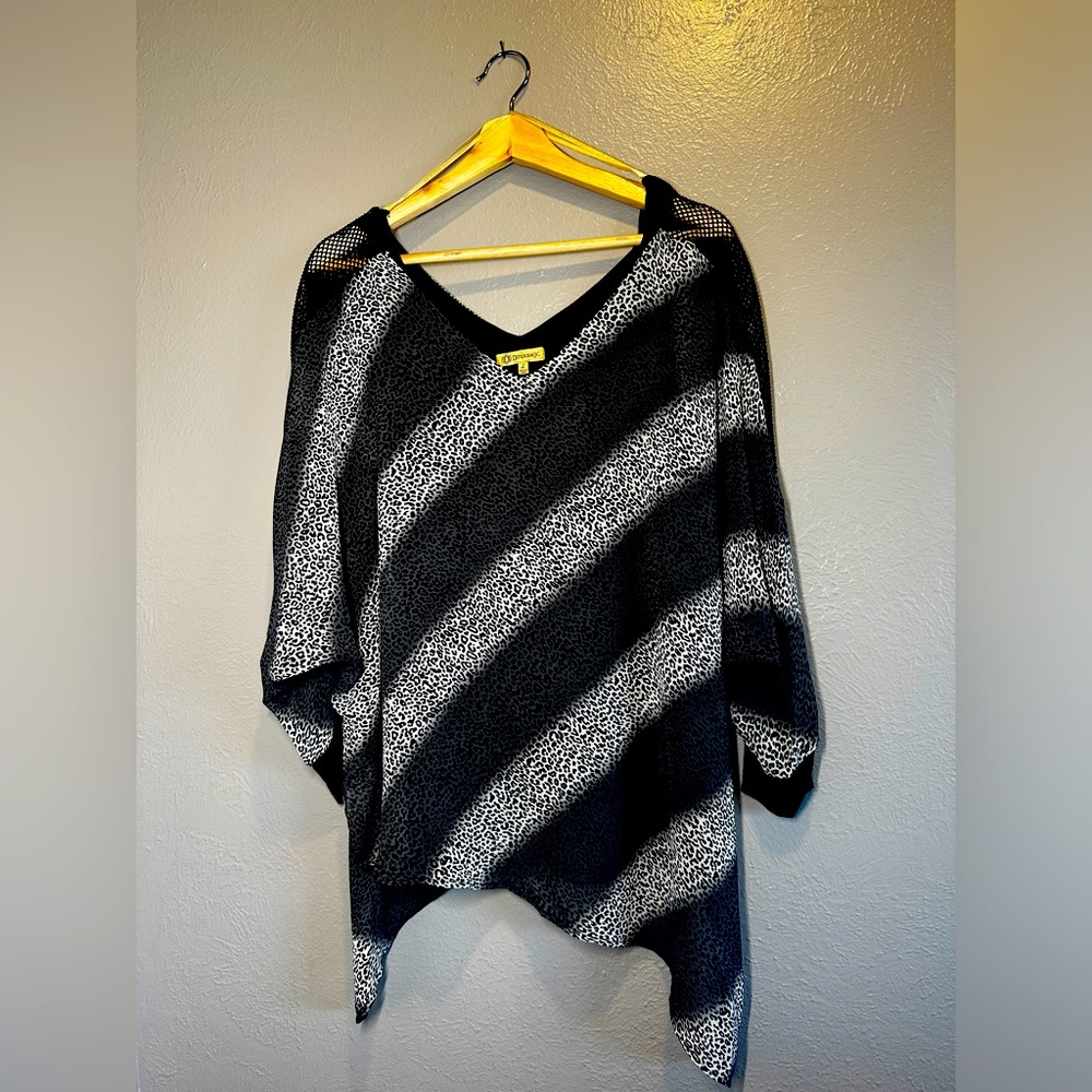 Democracy women’s top size Large